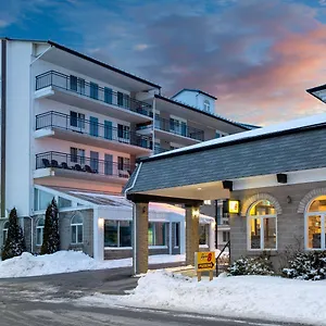 Super 8 By Wyndham By The Falls מלון